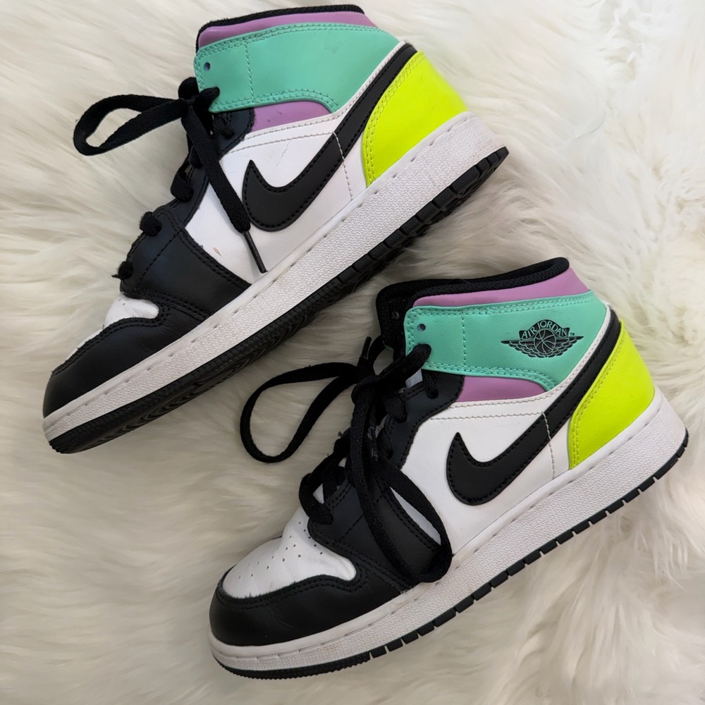 NIKE Youth Air Jordan 1 Mid GS 554725
175 Pastel - Y6.5/W8 - Picture 3 of 6